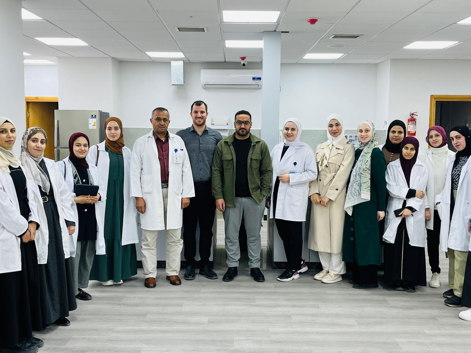 Palestine Polytechnic University (PPU) - زيارة علمية لطلبة تخصص الأحياء التطبيقية إلى مختبر الباثولوجي في المستشفى الأهلي